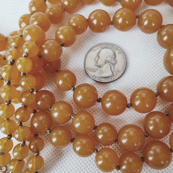 TALBOT'S Creamy Light Butterscotch Knotted Graduated Lucite Beaded Necklace - Picture 4 of 7